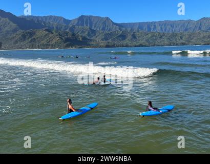 Surfer erwarten die perfekte Welle in der Hanalei Bay am Nordufer von Kauai. Stockfoto