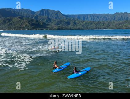 Surfer erwarten die perfekte Welle in der Hanalei Bay am Nordufer von Kauai. Stockfoto