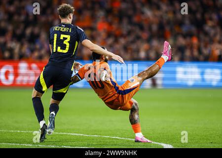 AMSTERDAM - (l-r) Jack Hendry aus Schottland, Memphis Depay aus Holland während des Freundschaftsspiels zwischen den Niederlanden und Schottland in der Johan Cruijff Arena am 22. März 2024 in Amsterdam, Niederlande. ANP KOEN VAN WEEL Stockfoto