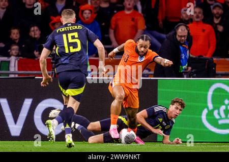 Amsterdam, Niederlande. März 2024. AMSTERDAM, NIEDERLANDE - 22. MÄRZ: Memphis Depay aus den Niederlanden kämpft am 22. März 2024 in der Johan Cruijff Arena gegen Jack Hendry aus Schottland. (Foto: Broer van den Boom/Orange Pictures) Credit: Orange Pics BV/Alamy Live News Stockfoto