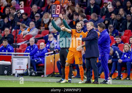 Amsterdam, Niederlande. März 2024. AMSTERDAM, 22-03-2024, JohanCruyff Stadium, Freundschaftsspiel zwischen den Niederlanden und Schottland Saison 2023/2024. Der niederländische Spieler Daley Blind und der niederländische Trainer Ronald Koeman Credit: Pro Shots/Alamy Live News Stockfoto