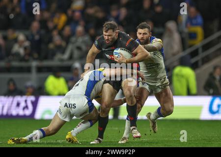 Leeds, Großbritannien. März 2024. Alex Walmsley aus St. Helens wird von Cameron Smith aus Leeds Rhinos und Andy Ackers aus Leeds Rhinos während des Betfred Challenge Cup Sixth Round Match Leeds Rhinos gegen St Helens im Headingley Stadium, Leeds, Großbritannien, 22. März 2024 (Foto: Mark Cosgrove/News Images) in Leeds, Großbritannien, am 22. März 2024, angegriffen. (Foto: Mark Cosgrove/News Images/SIPA USA) Credit: SIPA USA/Alamy Live News Stockfoto