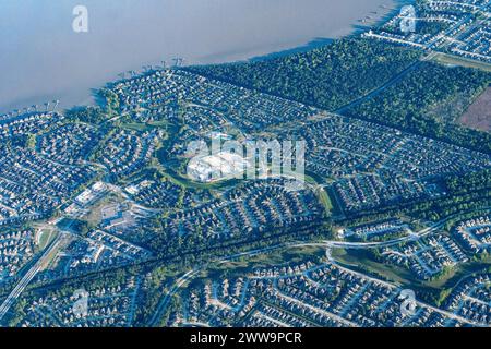 Aus der Vogelperspektive auf Lake Houston, geschlossene Gemeinden und Stadthäuser, Stillwater auf dem Lake Houston und geschlossene Gemeinden in Houston Texas Stockfoto