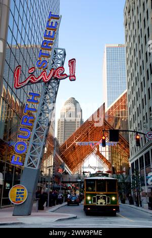 Fourth Street Live ist ein kulinarisches, unterhaltsames und einladendes Ziel an der Fourth Street im historischen Stadtzentrum von Louisville, Kentucky, USA Stockfoto