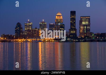 Nachtblick auf das Stadtzentrum und den Ohio River - Louisville, Kentucky - USA Stockfoto