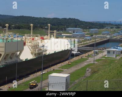 Schiff, das durch den Panamakanal fährt Stockfoto