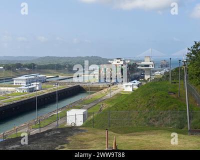 Schiffe, die durch den Panama-Kanal Stockfoto