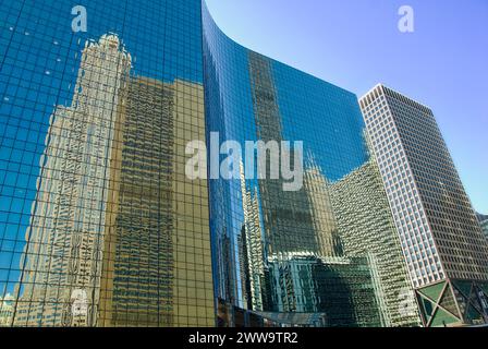 Details zu Gebäudereflexionen – Chicago, Illinois – USA Stockfoto