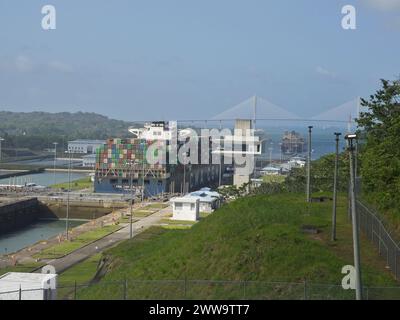 Schiffe, die durch den Panama-Kanal Stockfoto