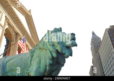 Ein berühmtes Wahrzeichen, die bronzenen Löwen stehen am Eingang des Art Institute of Chicago - die Löwen wurden 1894 vom Bildhauer Edward Kemeys fertiggestellt Stockfoto