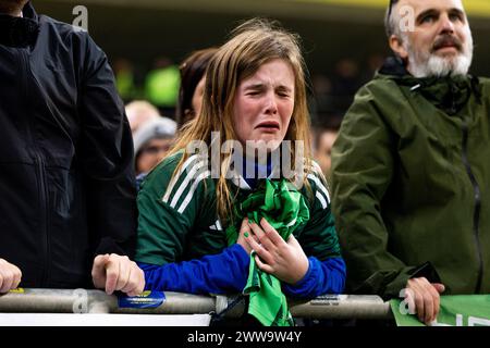 Irische Fans weinen, nachdem sie das Trikot von Isaac Price of Northern Ireland während des Internationalen Freundschaftsfußballspiels zwischen Rumänien und Nordirland am 22. März 2024 in der Arena Nationala in Bukarest, Rumänien erhalten haben - Foto Mihnea Tatu/DPPI Credit: DPPI Media/Alamy Live News Stockfoto