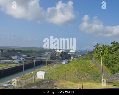 Schiffe, die durch den Panama-Kanal Stockfoto