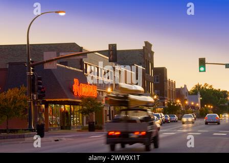 Verkehr bei Sonnenuntergang auf der 3rd Street in International Falls, bekannt als „Eisbox der Nation“ mit Temperaturen von -40 °C im Winter Stockfoto