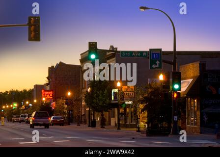 Verkehr bei Sonnenuntergang auf der 3rd Street in International Falls, bekannt als „Eisbox der Nation“ mit Temperaturen von -40 °C im Winter Stockfoto