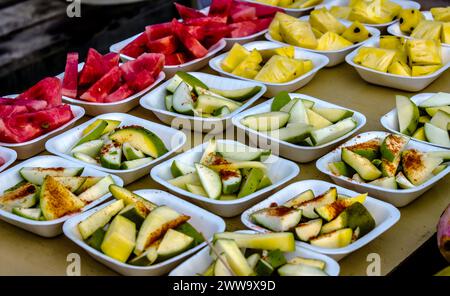 Leckere scharfe Mangos werden an einem kleinen, bunten Verkaufsstand in Kanyakumari, Indien, verkauft. Stockfoto