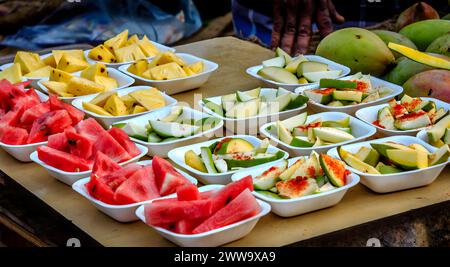 Leckere scharfe Mangos werden an einem kleinen, bunten Verkaufsstand in Kanyakumari, Indien, verkauft. Stockfoto