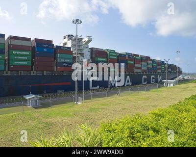 Schiffe, die durch den Panama-Kanal Stockfoto