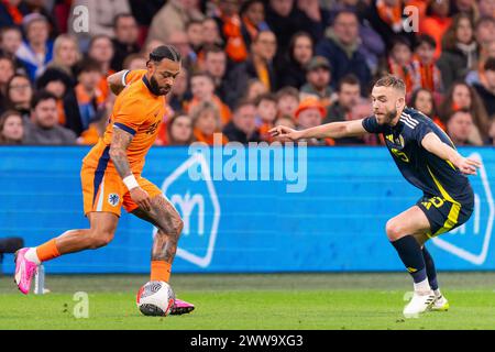 Amsterdam, Niederlande. März 2024. AMSTERDAM, NIEDERLANDE - 22. MÄRZ: Memphis Depay aus den Niederlanden kämpft um den Ball mit Ryan Porteous aus Schottland während des Internationalen Freundschaftsspiels zwischen den Niederlanden und Schottland am 22. März 2024 in der Johan Cruijff Arena in Amsterdam. (Foto: Joris Verwijst/BSR Agency) Credit: BSR Agency/Alamy Live News Stockfoto