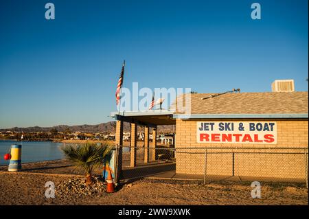 Jetski- und Bootsverleih auf einem Campingplatz am Ufer des Lake Havasu Arizona, USA. Stockfoto