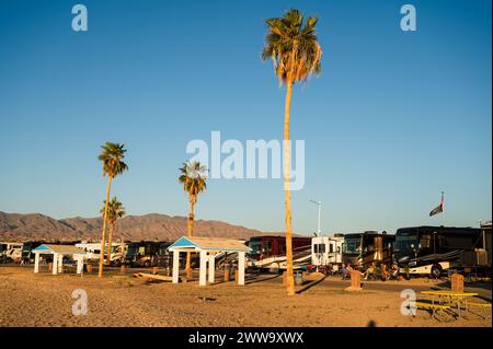 Wohnmobile und Wohnwagen auf einem Campingplatz am Ufer des Lake Havasu Arizona, USA. Stockfoto