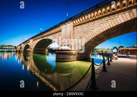 Touristen in der Nähe der alten London Bridge bei Sonnenuntergang, die in den 1970er Jahren von London England nach Lake Havasu Arizona verlegt wurde. Stockfoto