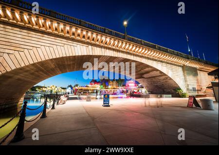 Touristen in der Nähe der alten London Bridge bei Sonnenuntergang, die in den 1970er Jahren von London England nach Lake Havasu Arizona verlegt wurde. Stockfoto