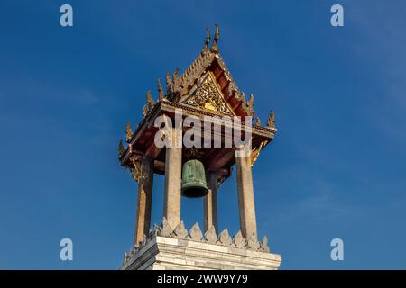 Glockenturm im Wat Benchamabophit (Marmortempel) in Bangkok, Thailand. Vergoldete Ornamente; blauer Himmel im Hintergrund. Stockfoto