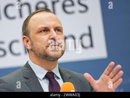 Berlin, Deutschland. September 2021. Peter Neumann, Terrorismusexperte, stellt auf einer Pressekonferenz im Konrad-Adenauer-Haus die CDU/CSU-Agenda für ein sicheres Deutschland vor. Der Terrorexperte Peter Neumann vom King's College in London glaubt, dass das Geständnis der Terrormiliz des Islamischen Staates (IS) bezüglich des Angriffs in der Nähe von Moskau echt ist. (An dpa 'Terror Expert: IS claim of Responsibility for Moscow Attack real') Credit: Michael Kappeler/dpa/Alamy Live News Stockfoto