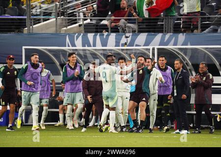 Arlington, Usa. März 2024. 21. März 2024, Arlington, Texas: Julian Quinones aus Mexiko feiert mit seinem Teamkollegen während des Halbfinalspiels der CONCACACAF Nations League 2024 zwischen Mexiko und Panama im AT&T Stadium. Endergebnis Mexiko 3-0 Panama. Am 21. März 2024 in Arlington, Texas (Foto: Javier Vicencio/Eyepix Group/SIPA USA) Credit: SIPA USA/Alamy Live News Stockfoto