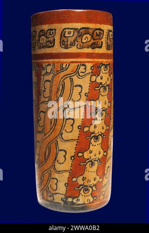 Late Classic (AD600-900) zylindrische polychrome Maya-Gläser aus den südlichen Maya-Lowlands, Guatemala National Museum of Archaeology, Guatemala City. Stockfoto