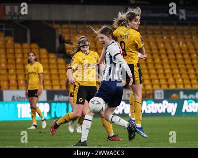 Wolverhampton, Großbritannien. März 2024. Wolverhampton, England, 22. März 2024: Spieler springen beim Spiel der FA Womens National League zwischen Wolverhampton Wanderers und West Bromwich Albion im Molineux Stadium in Wolverhampton, England (Natalie Mincher/SPP) Credit: SPP Sport Press Photo. /Alamy Live News Stockfoto