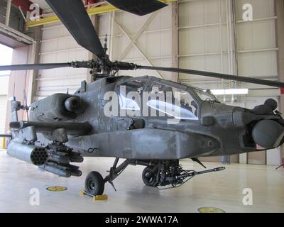 Das letzte Apache A-Modell der US Army, Apache 451, wurde am 15. Juli 2012 „pensioniert“. Danach wurde es in die Boeing-Anlage in Mesa, Ariz, gebracht und in einen AH-64D Apache Longbow umgebaut. Von seinen ersten Kampfeinsätzen in Panama über den Golfkrieg bis hin zum Irak und Operationen auf der ganzen Welt bot das A-Modell Sicherheit für Bodenkräfte, stationäre Operationen und Luftskorten, führte Aufklärungen durch und engagierte feindliche Kämpfer, um Manövrierfreiheit zu ermöglichen. Heute setzt das stark verbesserte E-Modell diese Mission fort und beinhaltet einen integrierten Infrarotlaser, der Infrar-Verbindungen verbindet Stockfoto