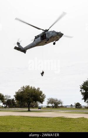 Eine MH-60S Seahawk, die den „Fleet Angels“ der Helicopter Sea Combat Squadron 2 zugeteilt wurde, führt am 21. März 2024 an Bord der Marineflugstation Pensacola eine Überlandvorführung für Schüler des Pensacola-Area Navy Junior Reserve Officers Training Corps durch. Die Tour ist Teil eines Bemühens, Studenten über Karrieremöglichkeiten der Navy zu informieren, insbesondere in der Luftfahrt und der Flugbesatzung. Die Mission des Marineerziehungs- und Ausbildungskommandos ist es, diejenigen zu rekrutieren, auszubilden und zu liefern, die unserer Nation dienen, und sie von Straße zu Flotte zu bringen, indem sie c transformiert Stockfoto