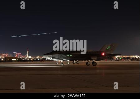 Eine F-35A Lightning II der US Air Force, die dem 56th Wing, Luke Air Force Base (AFB), Arizona, zugeordnet ist, wartet auf den Start der Red Flag-Nellis 24-2 Mission am 20. März 2024 in Nellis AFB, Nevada. Diese fortschrittlichen Flugzeuge bieten beispiellose Fähigkeiten, darunter verbesserte Tarnung, Sensorfusion und Netzwerkkonnektivität, die es uns ermöglichen, die Überlegenheit der Luft zu wahren und potenzielle Gegner abzuschrecken. (Foto der U.S. Air Force von William R. Lewis) Stockfoto