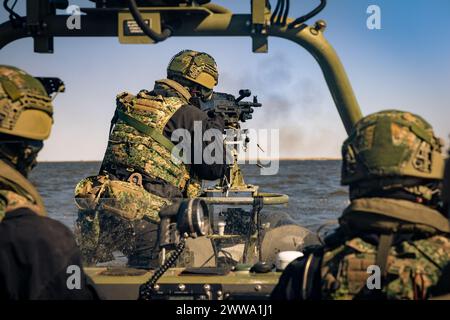 Ein Korps-Marinier mit dem Royal Netherlands Marine Corps feuert eine M240B-Maschinenpistole aus dem Bug einer Schnellfahndung und Spezialeinheiten während einer Live-Feuerübung in den Gewässern um das Bombenziel 11, Piney Island, North Carolina, am 19. März 2024 ab. Das Royal Netherlands Marine Corps nutzte MCAS Cherry Points Trainingsbereiche, um Live-Feuerübungen von See zu See und von See zu Land durchzuführen, was es den Korps Mariniers ermöglichte, ihre Fähigkeiten zu verfeinern und ihre Einsatzbereitschaft aufrechtzuerhalten. (Foto des U.S. Marine Corps von Lance CPL. Matthew Williams) Stockfoto