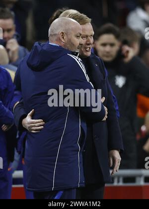 AMSTERDAM - (l-r) Schottland-Trainer Steve Clarke, Holland-Trainer Ronald Koeman während des Freundschaftsspiels zwischen den Niederlanden und Schottland in der Johan Cruijff Arena am 22. März 2024 in Amsterdam, Niederlande. ANP MAURICE VAN STEEN Stockfoto