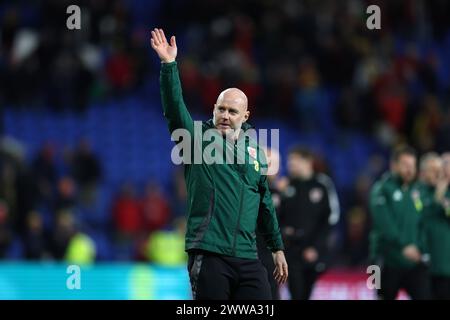 Cardiff, Großbritannien. März 2024. Rob Page, Cheftrainer und Manager von Wales, dankt den Fans nach dem Spiel. Wales gegen Finnland, Qualifikation für die UEFA Euro 2024, Play-off-Spiel am Donnerstag, den 21. März 2024, im Stadion der Stadt Cardiff in Cardiff, Südwales. Nur redaktionelle Verwendung. bild von Andrew Orchard/Andrew Orchard Sportfotografie/Alamy Live News Credit: Andrew Orchard Sportfotografie/Alamy Live News Stockfoto