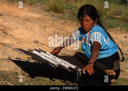 Tzotzil sprechende Maya-Indianerin aus San Juan Chamula webt traditionelle Brokatmotive auf ihrem traditionellen Backstrap-Webstuhl, Montag, 20. Dezember 1976 in San Juan Chamula, Chiapas Central Highlands, Südmexiko. Stockfoto