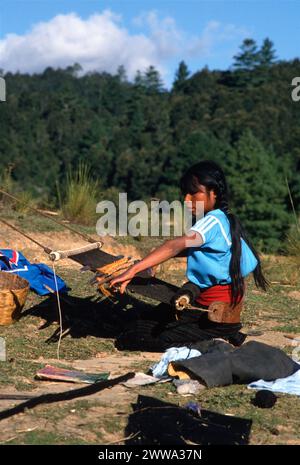 Tzotzil sprechende Maya-Indianerin aus San Juan Chamula webt traditionelle Brokatmotive auf ihrem traditionellen Backstrap-Webstuhl, Montag, 20. Dezember 1976 in San Juan Chamula, Chiapas Central Highlands, Südmexiko. Stockfoto