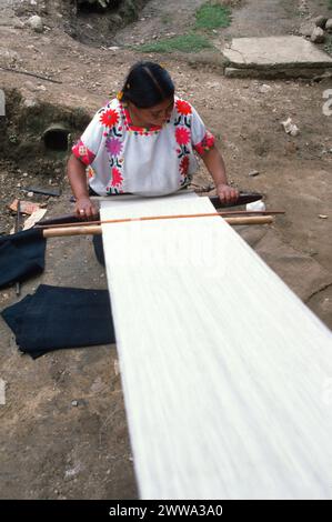 Tzotzil sprechende Maya-Indianerin aus San Juan Chamula webt traditionelle Brokatmotive auf ihrem traditionellen Backstrap-Webstuhl, Montag, 20. Dezember 1976 in San Juan Chamula, Chiapas Central Highlands, Südmexiko. Stockfoto