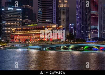 Das Fullerton Hotel und die Jubilee Bridge in Singapur Stockfoto