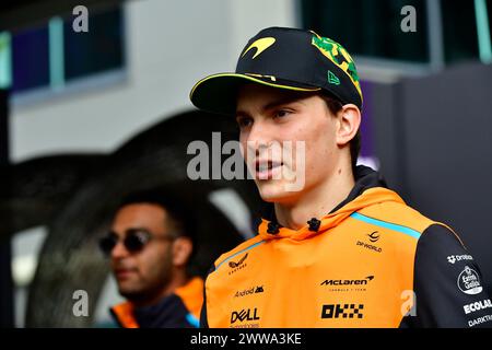 MELBOURNE, AUSTRALIEN, 25. Februar 2024. Im Bild: Oscar Piastri (aus) McLaren Formel 1 Team 81 im Fahrerlager beim FIA Formel 1 Rolex Australian Grand Prix 2024 3. Runde vom 22. Bis 24. März auf dem Albert Park Street Circuit in Melbourne, Australien. Quelle: Karl Phillipson/Alamy Live News Stockfoto