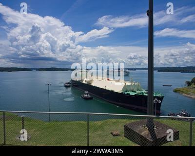 Schiffe, die durch den Panama-Kanal Stockfoto