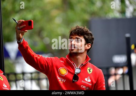 MELBOURNE, AUSTRALIEN, 25. Februar 2024. Im Bild: 16 Charles Leclerc (MCO) Scuderia Ferrari im Fahrerlager beim FIA Formel 1 Rolex Australian Grand Prix 2024 3. Runde vom 22. Bis 24. März auf dem Albert Park Street Circuit in Melbourne, Australien. Quelle: Karl Phillipson/Alamy Live News Stockfoto