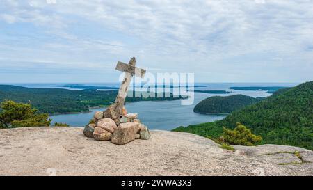 Der Gipfel des Acadia Mountain mit Blick auf eine malerische Küstenlandschaft. Acadia Mountain, Mount Desert Island, Acadia National Park, Maine, USA Stockfoto