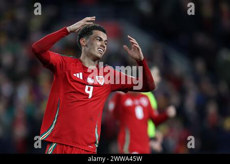 Cardiff, Großbritannien. März 2024. Brennan Johnson aus Wales reagiert. Wales gegen Finnland, Qualifikation für die UEFA Euro 2024, Play-off-Spiel am Donnerstag, den 21. März 2024, im Stadion der Stadt Cardiff in Cardiff, Südwales. Nur redaktionelle Verwendung. bild von Andrew Orchard/Andrew Orchard Sportfotografie/Alamy Live News Credit: Andrew Orchard Sportfotografie/Alamy Live News Stockfoto