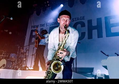 22. März 2024, Manchester, Vereinigtes Königreich: Evan Smith â€“ Keyboards, Synthesizer, Saxophon der Bleachers Live at o2 Ritz , Manchester UK (Bild: © Andy von Pip/ZUMA Press Wire) NUR REDAKTIONELLE VERWENDUNG! Nicht für kommerzielle ZWECKE! Stockfoto