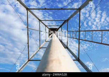 Blick auf einen alten Windmühlenturm an einem sonnigen Tag Stockfoto