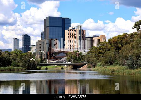 Blick über den Fluss Torrens bis zur Stadt Adelaide in Australien Stockfoto