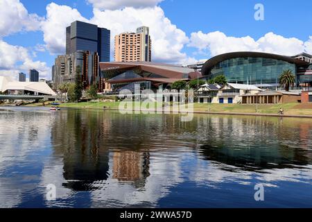 Blick über den Fluss Torrens bis zur Stadt Adelaide in Australien Stockfoto